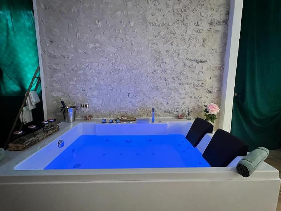 Suite Romance - Jacuzzi Moret-sur-Loing Luaran gambar