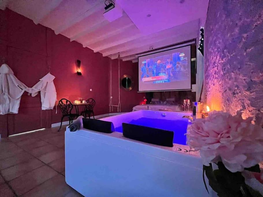 Suite Romance - Jacuzzi Moret-sur-Loing Luaran gambar