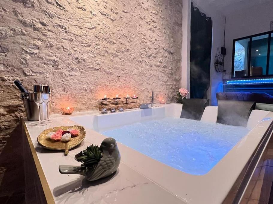 Suite Romance - Jacuzzi Moret-sur-Loing Luaran gambar