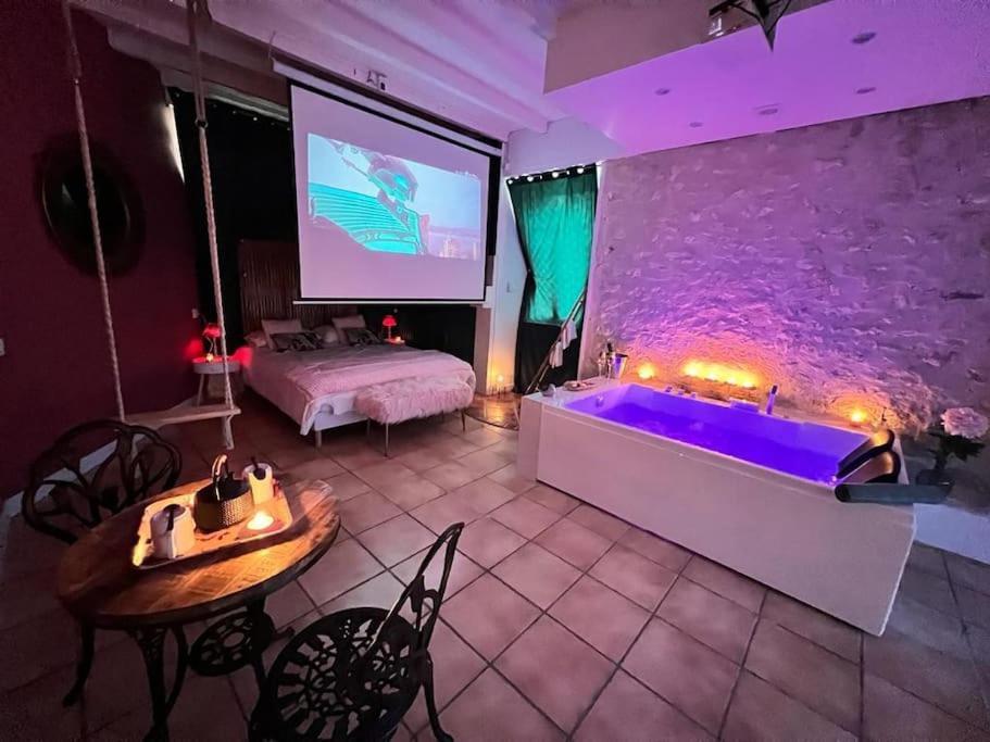 Suite Romance - Jacuzzi Moret-sur-Loing Luaran gambar