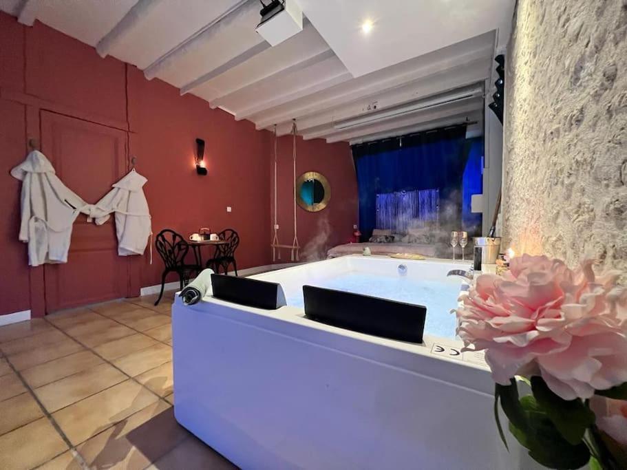 Suite Romance - Jacuzzi Moret-sur-Loing Luaran gambar